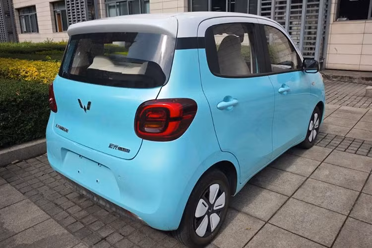 Wuling Hongguang Mini EV 2025 chạy điện có kích thước tổng thể dài x rộng x cao tương ứng là 3.256 x 1.510 x 1.578 (mm), chiều dài cơ sở đạt 2.190 mm. So với phiên bản hiện tại, Wuling Hongguang Mini EV thế hệ mới dài hơn 192 mm và trục cơ sở tăng thêm 180 mm.