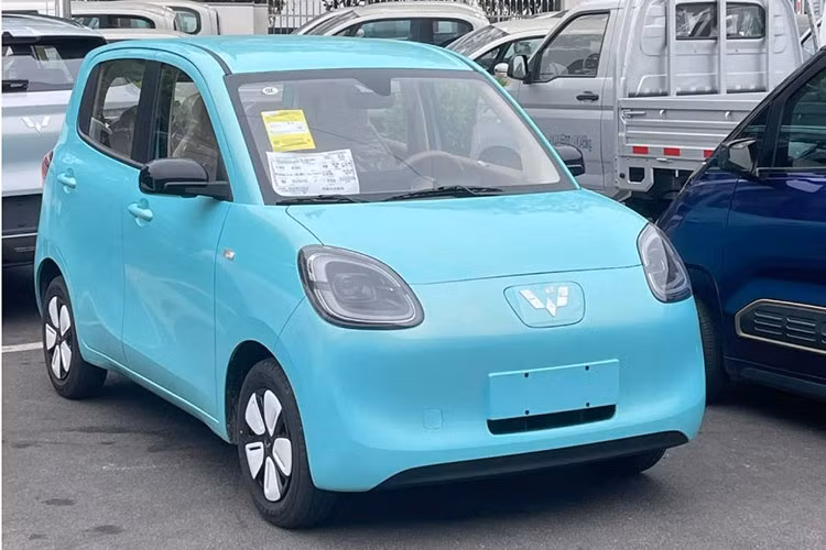 Các đại lý tại Trung Quốc mới đây đã tiết lộ Wuling Hongguang Mini EV 2025 mới, phiên bản năm cửa thế hệ thứ tư đã có mặt tại các cửa hàng và dự kiến sẽ chính thức ra mắt vào năm 2025. Điểm nhấn đầu tiên trên Wuling Hongguang Mini EV thế hệ thứ tư là sự thay đổi trong thiết kế ngoại thất, nhưng vẫn giữ được những đặc trưng vốn có của dòng xe này.