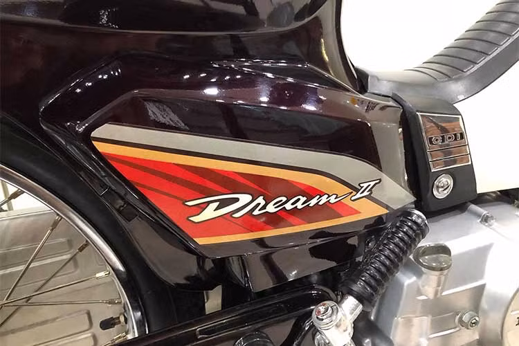 Từng chi tiết kim loại trên xe vẫn còn giữ được ánh sáng lấp lánh, không bị xỉn màu theo thời gian như những xe hoạt động nhiều. Thậm chí ở một vài nơi, dấu vành đánh giáp lai giữa các chi tiết bắt ốc cũng còn nguyên màu, chứng tỏ những bộ phận này chưa từng bị "đụng chạm".