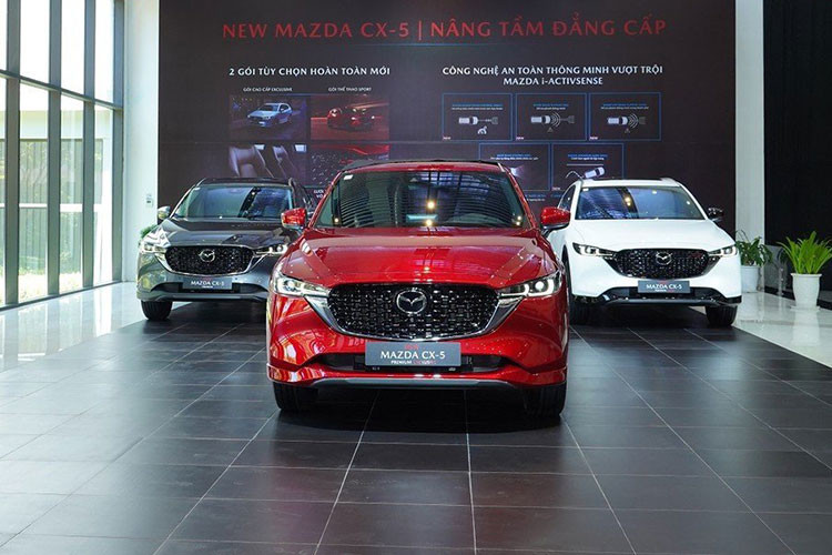 Mazda CX-5 2023 từng gây xôn xao dư luận khi chốt giá khởi điểm từ 749 triệu đồng ngay tại lễ ra mắt. Sau khi Mazda thiết lập mức giá ôtô rẻ nhất phân khúc SUV/crossover hạng C, CX-5 thường được khách mua xe chọn là chuẩn để so sánh giá với các mẫu cùng phân khúc hoặc các có tầm giá tương đương đang nằm ở "chiếu dưới".