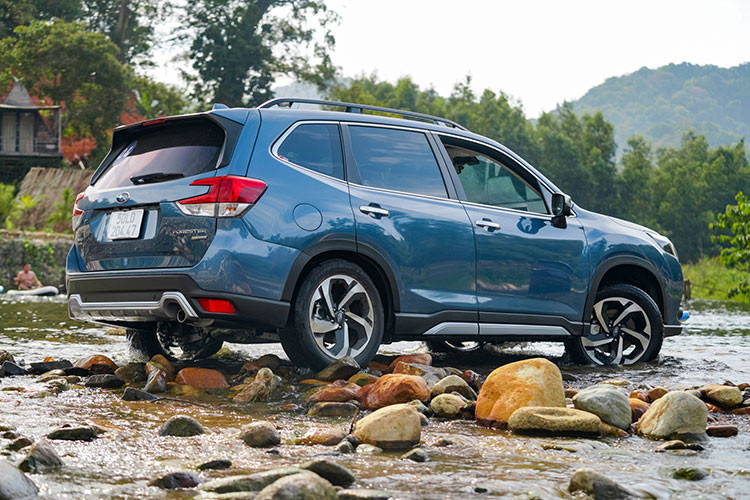 Ngoài các ưu đãi trên, bản iL EyeSight còn được tặng kèm bộ phụ kiện nâng cấp trị giá 23,5 triệu đồng, không quy đổi thành tiền mặt. Như vậy, sau khi trừ khuyến mãi, giá xe Subaru Forester chỉ còn 749 triệu đồng. Trước đó, Forester từng nhiều lần giảm giá sốc nhưng đợt giảm sâu nhất (tháng 6/2023) mới đưa giá xe về mức 799 triệu đồng.