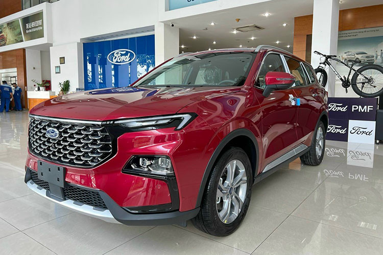 Ford Territory có giá khởi điểm 822 triệu đồng nhưng đang được ưu đãi 50% lệ phí trước bạ (khoảng 41 – 57 triệu đồng). Theo đó phiên bản Titanium giảm giá sâu nhất là 73 triệu, tiếp đến là phiên bản Titanium X với mức giảm 65 triệu. Trong khi phiên bản Trend giảm giá ít nhất là 50 triệu đồng.