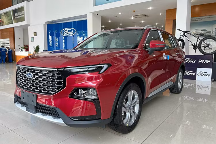 Ford Territory có giá khởi điểm 822 triệu đồng nhưng đang được ưu đãi 50% lệ phí trước bạ (khoảng 41 – 57 triệu đồng). Theo đó phiên bản Titanium giảm giá sâu nhất là 73 triệu, tiếp đến là phiên bản Titanium X với mức giảm 65 triệu. Trong khi phiên bản Trend giảm giá ít nhất là 50 triệu đồng.