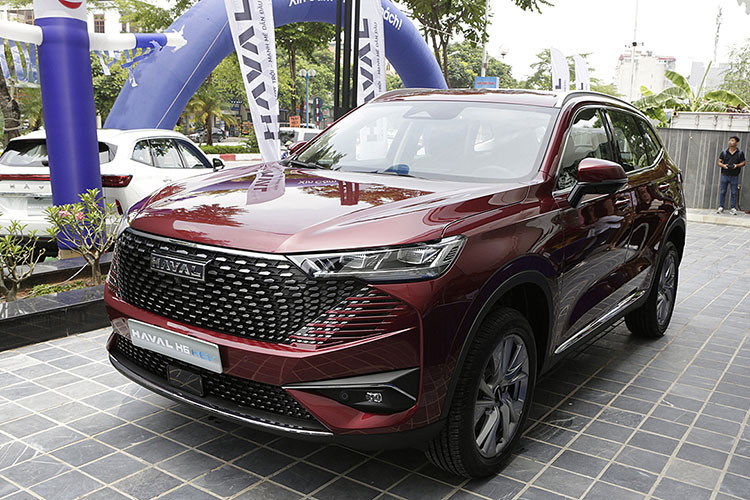 Lần đầu tham gia cuộc đua giảm giá, "tân binh" Haval H6 HEV cũng giảm giá từ 1,096 tỷ đồng xuống còn 976 triệu đồng, tương đương mức giảm 120 triệu đồng (100% lệ phí trước bạ). Ngoài ra khách mua xe Haval H6 còn nhận được quà tặng phụ kiện trị giá 30 triệu đồng và ưu đãi dịch vụ trị giá 50 triệu đồng.