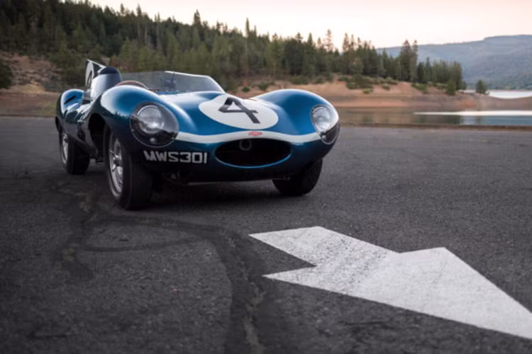 Được biết, hãng xe Jaguar đã tiên phong trong việc sử dụng thiết kế khung gầm liền khối. Với thân xe kéo dài chứa cả bánh xe, động cơ và khoang hành khách, cùng với vây lớn phía sau tựa đầu dành cho người lái xe.