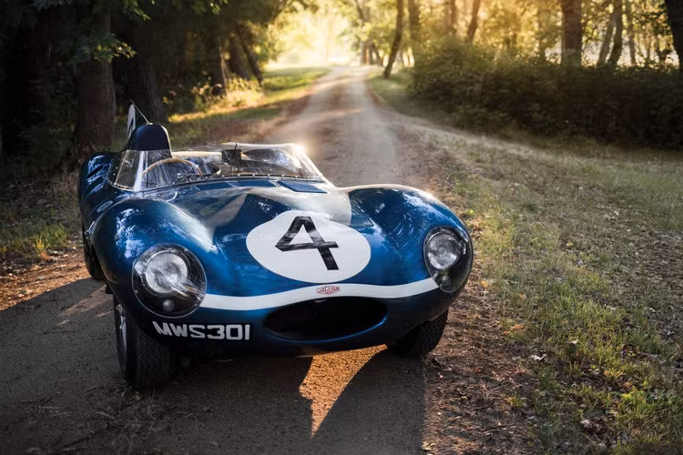 Không chỉ nổi trội về khả năng thi thố trên đường đua, mẫu Jaguar D-Type 1955 còn là một trong những mẫu xe đua có thiết kế ấn tượng nhất.