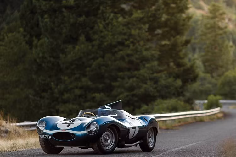 Tuy nhiên, với xuất xứ và thành tích đua xe đáng nể đã khiến XKD 501 trở thành mẫu xế cổ vô cùng quý giá. Cái giá cho “sản phẩm quý” này tất nhiên không nhỏ và nó đã lập kỷ lục khi trở thành mẫu xe Anh đắt nhất được bán đấu giá tính đến thời điểm hiện tại.