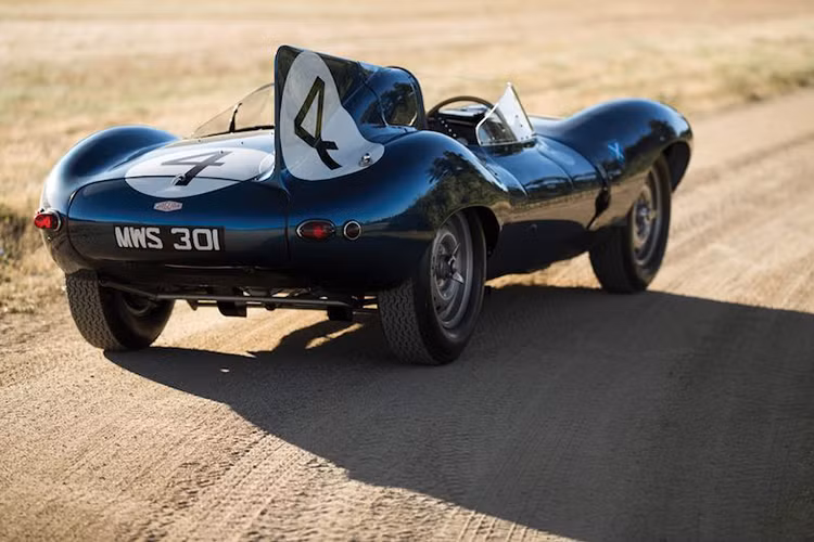 Chiếc Jaguar D-Type có số khung XKD 501 này đã giành giải 24 Hours of Le Mans năm 1956. Xe đã chạy được quãng đường hơn 4.000km với tốc độ trung bình khoảng 168km/h và tốc độ tối đa 252km/h trên đường đua Mulsanne Straight.