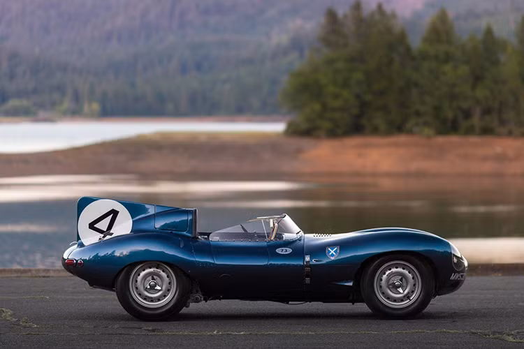 Với ngoại thất của xe được phủ màu xanh kèm sọc trắng theo đúng màu cờ truyền thống của Scotland. Đội Ecurie Ecosse của Scotland đã vinh dự làm người bạn đồng hành của chiếc xế đua mang số 4 huyền thoại này.