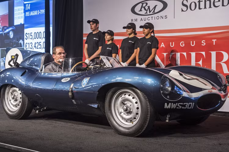 Phiên đấu giá RM Sotheby tại sự kiện Monterey 2016 Auction vừa diễn ra tại Mỹ khiến giới mê xe cổ không khỏi bàng hoàng, khi chiếc xe đua Jaguar D-Type 1955 về với chủ mới sau khi chốt giá lên đến 21,78 triệu USD (khoảng gần 500 tỷ đồng). Jaguar D-Type 1955 trở thành mẫu xe Anh đắt nhất được bán đấu giá.