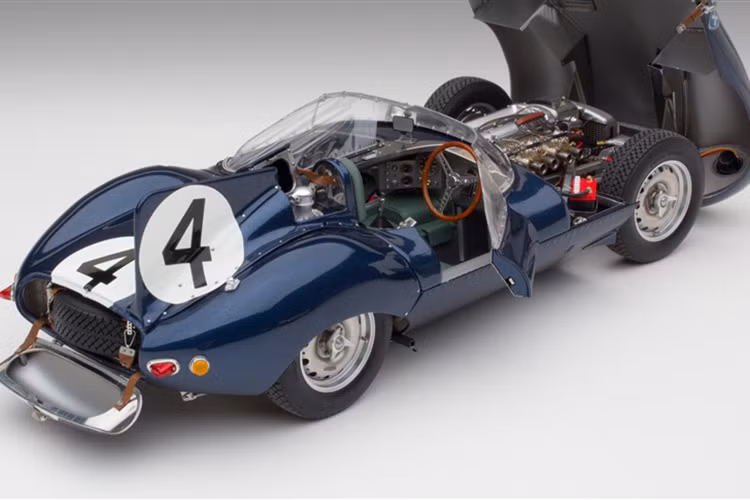 Dưới nắp ca-pô của chiếc Jaguar D-Type 1955 này là động cơ 3,8 lít 6 xi-lanh với ba bộ chế hòa khí Weber 36 DC03, xe sở hữu hộp số sàn 4 tốc độ và hệ thống phanh đĩa cho cả bốn bánh xe. Sức mạnh được đánh giá ở mức khoảng 300hp.