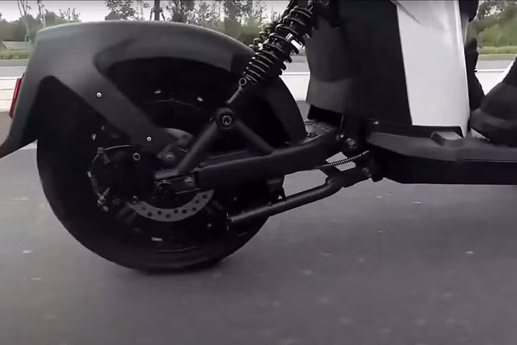 Cũng vì mục tiêu an toàn, D05 đi kèm với đèn LED tự động thích nghi giúp tăng hiệu suất ánh sáng và mang lạ tầm nhìn tốt hơn. Ngoài ra, nó còn có đèn hậu LED Luminit tích hợp với góc 270 độ để đảm bảo ai cũng thấy bạn trên đường.