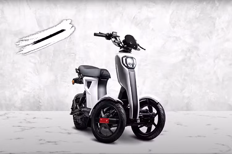 Tay lái của xe có tích hợp giá đỡ điện thoại tích hợp USB, và ứng dụng điện thoại thì đi kèm với các tính năng tiện ích như theo dõi, khóa và mở khóa từ xa, báo thức, hiển thị mức pin, và hơn thế nữa.