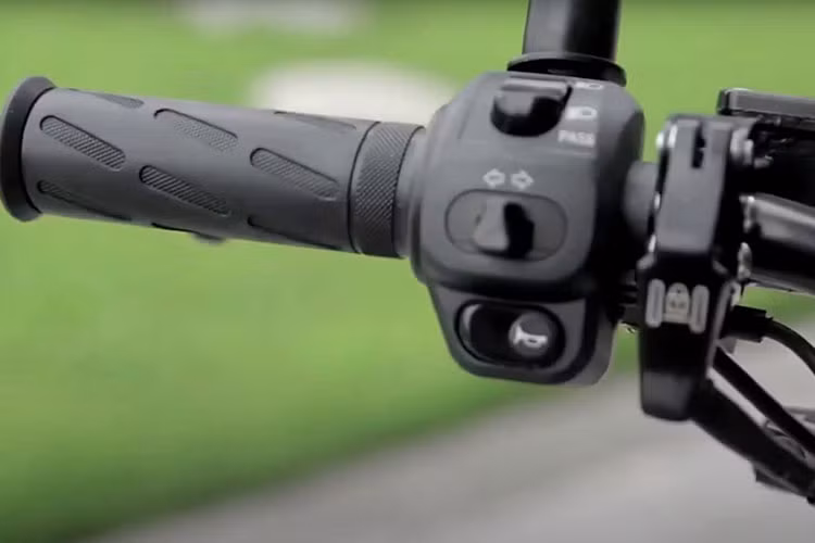 Mẫu xe điện 3 bánh Leaf Energy cũng có khả năng phanh tốt hơn xe điện thông thường, vì nó được trang bị hệ thống phanh thủy lực 3 đĩa cung cấp khoảng cách phanh ngắn. Công ty tuyên bố rằng hệ thống này cung cấp lực phanh gấp 1,5 lần so với xe 2 bánh.