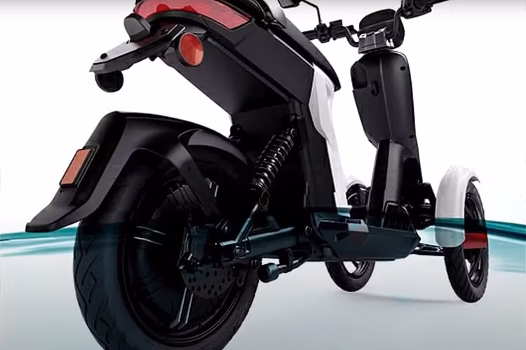 Chiếc xe Leaf Energy D05 3 bánh này có cấu trúc bằng nhôm, giữ cho xe nhẹ, đồng thời có trọng tải tương đương 150 kg. Nó được trang bị mô tơ Bosch 1200W độ riêng và có tốc độ tối đa 40 km/h.