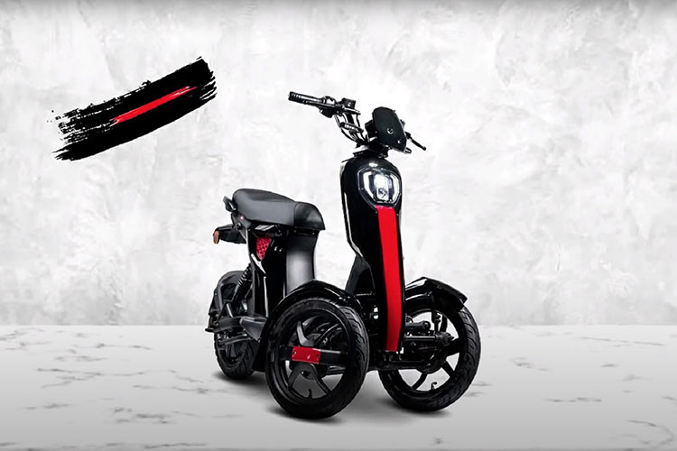 Trên khía cạnh pin, D05 có trang bị cụm pin lithium-ion cung cấp phạm vi di chuyển 72 km trên một lần sạc. Ngoài ra, chiếc xe 3 bánh nhỏ gọn này cũng có nhiều không gian chứa hàng hóa, với hộp lớn phía sau và hai hộp nhỏ bên cạnh.