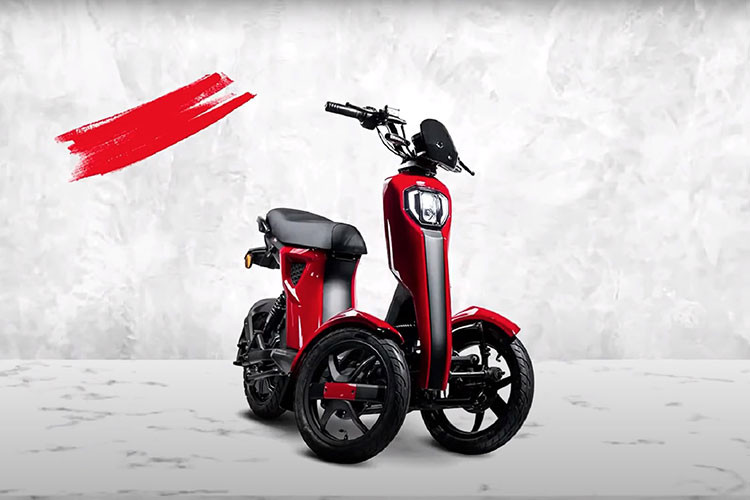 Xe máy điện Leaf Energy D05 sở hữu 3 bánh với hai bánh ở phía trước và một hệ thống treo trước độc lập, thích nghi, cho phép người lái nghiêng mình khi bẻ cua. Cơ chế nghiêng này đảm bảo khả năng kiểm soát và cân bằng tốt hơn cho người lái, bất chấp mọi loại địa hình.