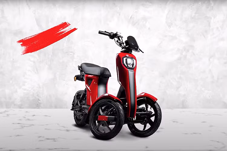 Xe máy điện Leaf Energy D05 sở hữu 3 bánh với hai bánh ở phía trước và một hệ thống treo trước độc lập, thích nghi, cho phép người lái nghiêng mình khi bẻ cua. Cơ chế nghiêng này đảm bảo khả năng kiểm soát và cân bằng tốt hơn cho người lái, bất chấp mọi loại địa hình.