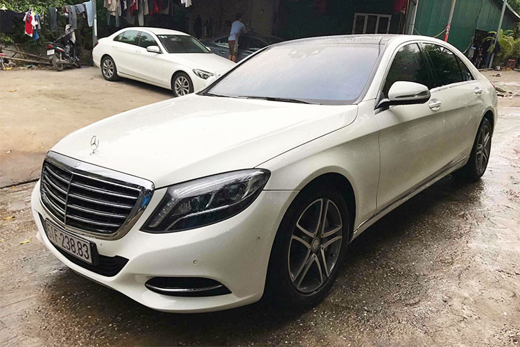 Trên mục rao bán xe đã qua sử dụng, mới đây đã bất ngờ xuất hiện thông tin về một chiếc xe sang Mercedes-Benz S400L của một người nổi tiếng. Nhiều người đã không khó để nhận ra đây chính là chiếc Mercedes-Benz S400L của Trấn Thành, nó từng được anh chàng MC này tự tay cầm lái trong ngày đưa Hari Won"về dinh" vào hồi tháng 12/2016.