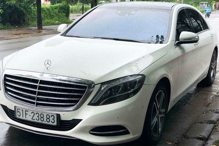 Mercedes-Benz S400L là phiên bản kéo dài của xe S400, xe được lắp ráp trong nước và có giá bán 3,939 tỷ đồng vào khoảng cuối năm 2016 do thuế tiêu thụ đặc biệt. Hiện tại mẫu xe này đang được một showroom xe sang nhập khẩu tại Việt Nam đang rao bán với mức giá chỉ hơn 2 tỷ đồng.