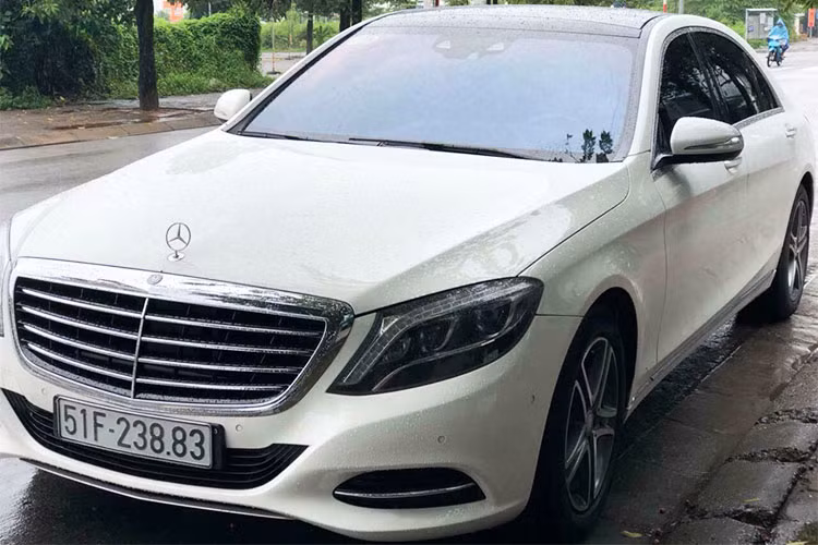 Mercedes-Benz S400L là phiên bản kéo dài của xe S400, xe được lắp ráp trong nước và có giá bán 3,939 tỷ đồng vào khoảng cuối năm 2016 do thuế tiêu thụ đặc biệt. Hiện tại mẫu xe này đang được một showroom xe sang nhập khẩu tại Việt Nam đang rao bán với mức giá chỉ hơn 2 tỷ đồng.