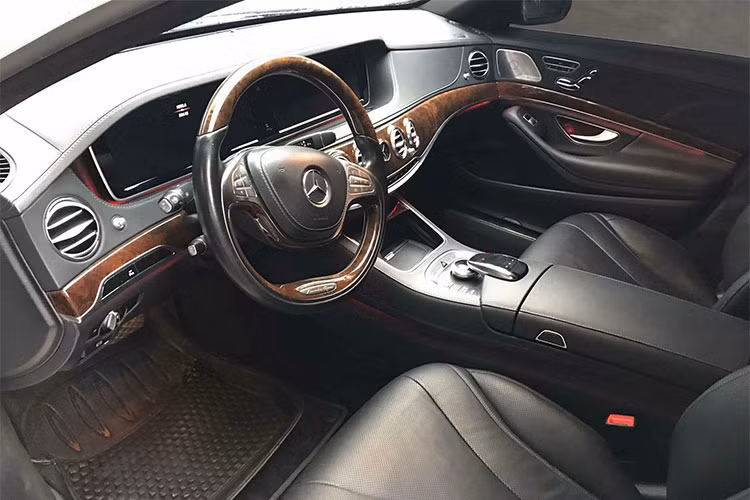 Bên trong của mẫu xe hạng sang này sở hữu các tiện nghi cao cấp ấn tượng có thể kể đến là cửa sổ trời toàn cảnh panorama, ốp gỗ bóng Burr Walnut, hai màn hình màu 12,3 inch có độ phân giải cao, đồng hồ analog sang trọng, ốp bệ cửa phát sáng và hệ thống âm thanh Burmester,…