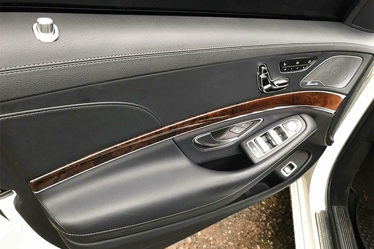 Động cơ của Mercedes-Benz S400L là loại V6 tăng áp kép có dung tích 3 lít, cho công suất cực đại 333 mã lực tại vòng tua 5.200 - 6.000 vòng/phút và mô-men xoắn 480 Nm tại vòng tua 1.600 - 4.000 vòng/phút. Kết hợp với đó là hộp số tự động 7 cấp 7G-Tronic và hệ dẫn động cầu sau.