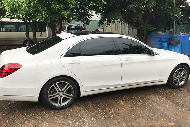 Nói đến dòng xe S-Class của Mercedes-Benz là nhắc đến một "phi thuyền mặt đất" với thiết kế đẳng cấp từ bên ngoài cho đến bên trong cabin. Mẫu xe S400L của MC Trấn Thành được hướng tới giới doanh nhân thành đạt, do nội thất được tối ưu và hoàn thiện tốt nhất để đem đến không gian thư giãn và nghỉ ngơi cho người ngồi trong.