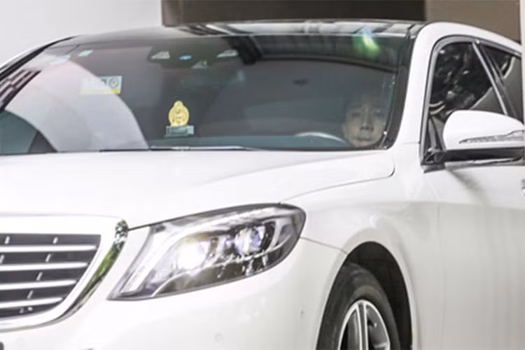 Một số trang thiết bị nổi bật của Mercedes-Benz S400L bao gồm vành xe 18 inch 5 chấu kép, lưới tản nhiệt mạ crôm, cửa sổ trời Panorama chỉnh điện, èn bao nội thất có thể chỉnh 7 màu sắc cũng như độ sáng...