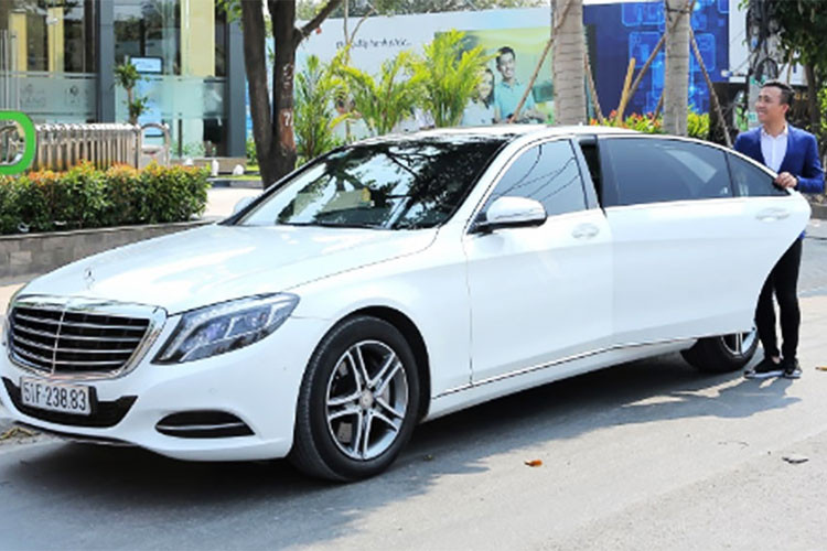 Mẫu sedan hạng sang Mercedes-Benz S400L là phiên bản kéo dài của S400. Xe được lắp ráp trong nước với chiều dài tổng thể 5.246 mm, rộng 1.899 mm, cao 1.494 mm và chiều dài cơ sở 3.165 mm. Trọng lượng của xe rơi vào khoảng 1.940 kg và được trang bị nhiều tiện ích hiện đại.