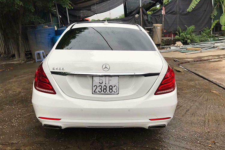 Được biết, Trấn Thành từng là một trong những đại sứ của Mercedes-Benz tại Việt Nam. Ngoài anh, nam ca sỹ Tuấn Hưng và Á hậu Huyền My cũng đã từng sở hữu chiếc xe hạng sang Mercedes-Benz S400 tiền tỷ này - tuy nhiên các mẫu xe khác đều có ngoại thất màu đen khác với tông màu trắng tinh khôi của nam MC đình đám.