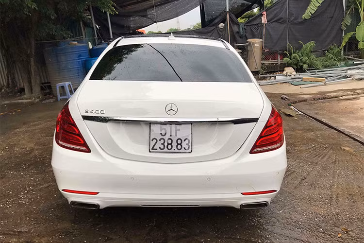 Được biết, Trấn Thành từng là một trong những đại sứ của Mercedes-Benz tại Việt Nam. Ngoài anh, nam ca sỹ Tuấn Hưng và Á hậu Huyền My cũng đã từng sở hữu chiếc xe hạng sang Mercedes-Benz S400 tiền tỷ này - tuy nhiên các mẫu xe khác đều có ngoại thất màu đen khác với tông màu trắng tinh khôi của nam MC đình đám.