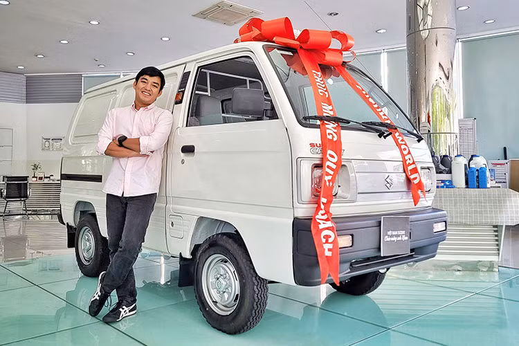 Rrần Đặng Đăng Khoa bất ngờ lựa chọn mẫu xe tải nhỏ Suzuki Blind Van làm "chiến hữu" trong chuyến đi vòng quanh thế giới sắp tới.