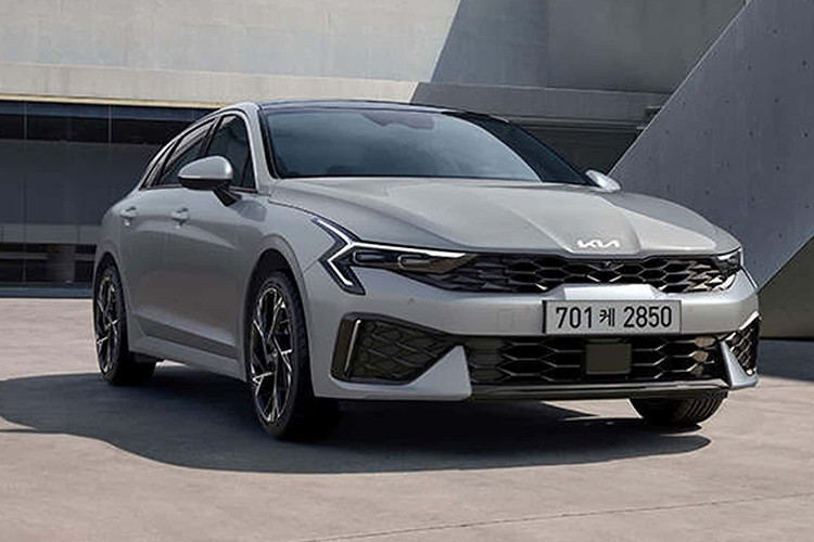  Kia K5 nâng cấp Ra mắt từ tháng 10/2023, Kia K5 đã có một số thay đổi về hình thức và trang bị công nghệ mới trong nội thất. Ở phiên bản 2024, K5 gây ấn tượng với cụm đèn pha thanh mảnh hiệu ứng 3D góc cạnh và dải đèn nằm bám dọc nắp ca-pô, trong khi dải đèn chiếu sáng ban ngày có thiết kế mới, cá tính hơn. Xe cũng được trang bị bộ la-zăng mới.