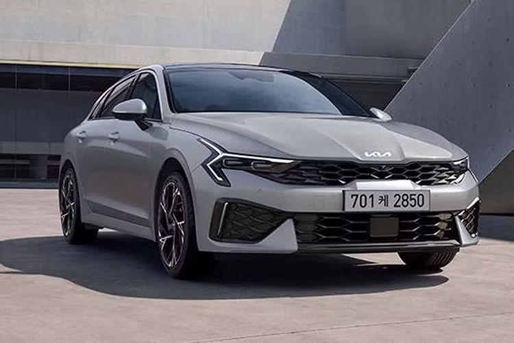  Kia K5 nâng cấp Ra mắt từ tháng 10/2023, Kia K5 đã có một số thay đổi về hình thức và trang bị công nghệ mới trong nội thất. Ở phiên bản 2024, K5 gây ấn tượng với cụm đèn pha thanh mảnh hiệu ứng 3D góc cạnh và dải đèn nằm bám dọc nắp ca-pô, trong khi dải đèn chiếu sáng ban ngày có thiết kế mới, cá tính hơn. Xe cũng được trang bị bộ la-zăng mới.