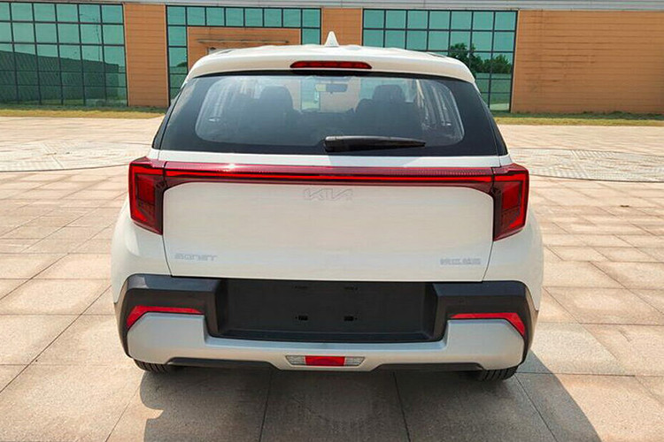 Khoang cabin được thiết kế hiện đại hơn với bảng đồng hồ kỹ thuật số cỡ lớn 10,25 inch, được kế thừa từ mẫu xe "đàn anh" Seltos. Các tùy chọn hệ truyền động của Kia Sonet 2024 được giữ nguyên từ Sonet cũ, bao gồm MPi 1.2 lít sản sinh công suất 82 mã lực, T-GDi 1.0 lít sản sinh công suất 118 mã lực và động cơ 1.5 lít.