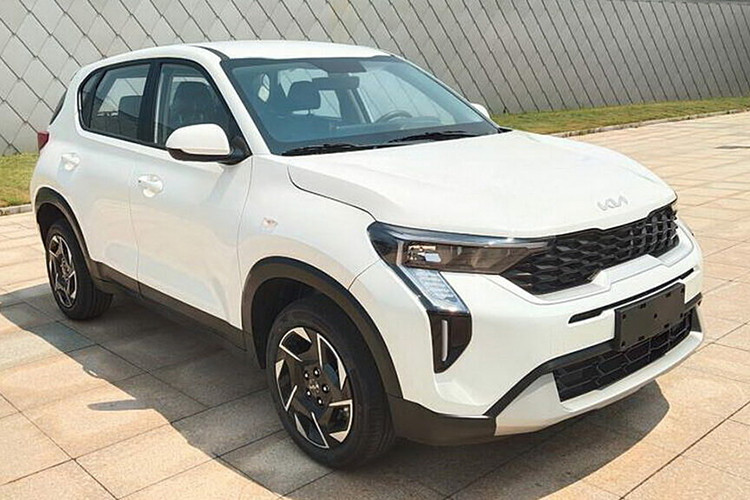  Kia Sonet 2024 nâng cấp Là một mẫu xe bán khá chạy của Kia tại thị trường Việt Nam, Sonet facelift 2024 mới cũng đang được kỳ vọng sẽ về nước trong năm nay. Ở bản nâng cấp vòng đời, xe có ngoại thất được tinh chỉnh khá nhiều. Sonet nổi bật với cụm đèn pha LED mới, đèn hậu tạo hình chữ C liền mạch. Cản trước, hông và cản sau được làm mới.
