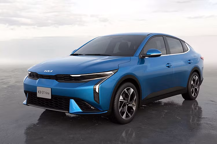  Kia K3 thế hệ mới Hồi tháng 8/2023, Kia K3 2024 thế hệ mới (tên gọi mới là K4) đã vô tình bị bắt gặp khi đang chạy thử nghiệm tại Mỹ. Dù được ngụy trang kín mít nhưng nhiều người vẫn có thể nhận ra một vài điểm mới ở ngoại thất xe như: đèn pha đặt dọc tương tự các sản phẩm mới khác của Kia, cùng bộ mâm hai tông màu thiết kế khá bắt mắt.