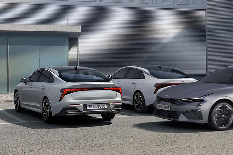 Nâng cấp bên trong xe rõ rệt hơn với táp-lô giờ đây có hai màn hình 12,3 inch; một là bảng đồng hồ kỹ thuật số và một là màn hình cảm ứng của hệ thống thông tin - giải trí thế hệ mới - Navigation Cockpit (ccNC). Kia K5 2024 sẽ không thay đổi về động cơ, thậm chí hãng có thể cắt giảm bớt vì hiện tại có quá nhiều tùy chọn, mẫu xe này lại không quá thành công về doanh số trên thị trường quốc tế.