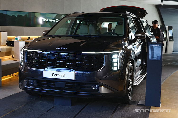  Kia Carnival 2024 nâng cấp Bản nâng cấp của Carnival thế hệ thứ 4 mang phong cách SUV rõ ràng hơn, với khái niệm "sự táo bạo hiện đại" dựa trên triết lý thiết kế "Opposites United" (sự thống nhất những mặt đối lập) của Kia. Xe được trang bị cụm đèn pha thẳng đứng và đèn ban ngày dạng ánh sáng bản đồ sao nhằm tạo ra hình ảnh mang tính tương lai.