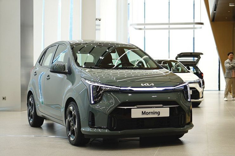  Kia Morning 2024 nâng cấp Ra mắt tháng 7/2023, Kia Morning 2024 là phiên bản facelift thứ 2 ở thế hệ hiện tại (ra mắt năm 2017). Bản nâng cấp mới gây ấn tượng với thiết kế phía trước và phía sau cứng cáp hơn cùng đèn pha và đèn hậu đặt dọc. Xe được bổ sung một số tính năng mới như ga tự động, hỗ trợ giữ làn đường hay bảng đồng hồ dạng điện tử. 