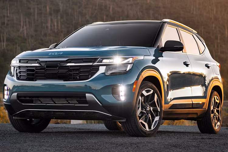  Kia Seltos 2024 nâng cấp Sau khi được giới thiệu tại Ấn Độ vào giữa tháng 7/2023, người dùng Việt Nam cũng rất mong chờ phiên bản nâng cấp của Kia Seltos 2024 sẽ về Việt Nam trong thời gian tới. Xe được tinh chỉnh thiết kế từ đèn pha, cản trước, lưới tản nhiệt, đèn hậu tới vành hợp kim mới. Seltos facelift bán ra với 18 phiên bản, gồm 3 lựa chọn động cơ, 7 màu ngoại thất và 2 tùy chọn tông màu kép. 