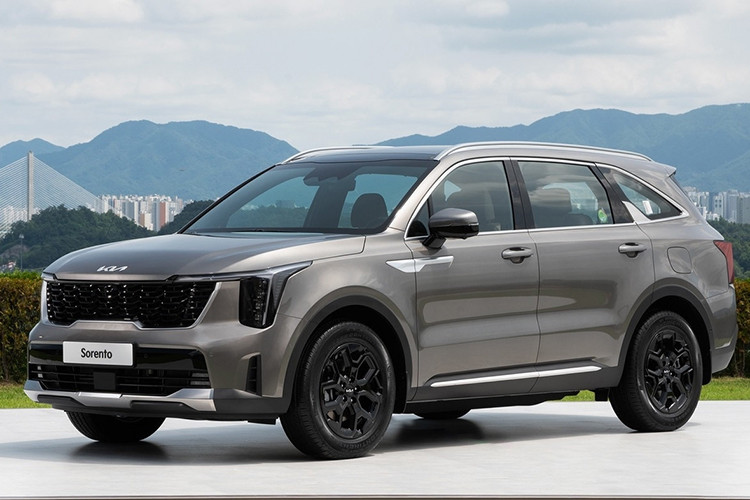  Kia Sorento 2024 mới Kia Sorento facelift sở hữu thiết kế mới đáng chú ý như: cặp đèn pha LED được thiết kế theo dạng dọc đi cùng giao diện đèn ban ngày cũng được thay mới. Nội thất xe có cặp màn cong là sự kết hợp giữa màn cảm ứng trung tâm và bảng đồng hồ kỹ thuật số có kích thước 12,3 inch. Ngay bên dưới màn hình này là hốc gió điều hòa mảnh mai, dải đèn nền mới và hệ thống điều khiển điều hòa.
