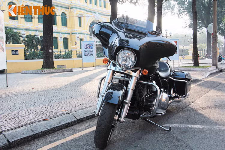 Là một thành viên nhóm Touring trong đại gia đình Harley Street Glide thật dễ bị “phát hiện” trên phố nhờ ngoại hình to lớn và độc đáo - nhất là khi nó lăn bánh trên đường phố với vô vàn những người yêu môtô PKL Việt Nam.