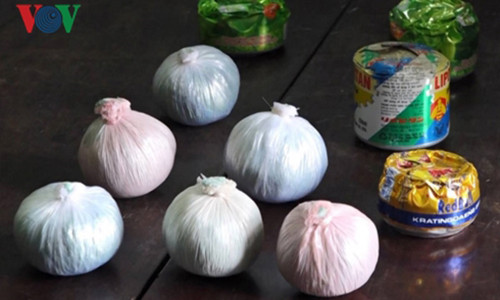 Nguoi Quang Binh tu nguyen giao nop hang chuc qua min tu che