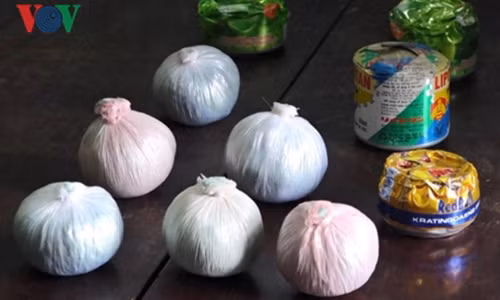 Nguoi Quang Binh tu nguyen giao nop hang chuc qua min tu che