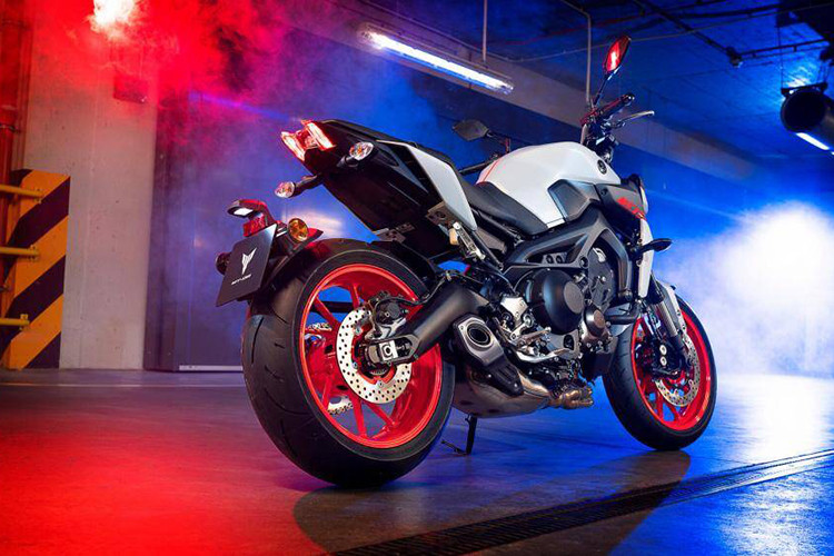 Được ra mắt từ năm 2014, mẫu xe môtô Yamaha MT-09 vẫn luôn là chiếc dành cho những biker yêu cảm xúc mãnh liệt. Trong lần cập nhật gần nhất từ năm 2018 thì Yamaha MT-09 đã sở hữu những thay đổi khiến nhiều fan phải gật gù từ ngoại hình cho đến sức mạnh.