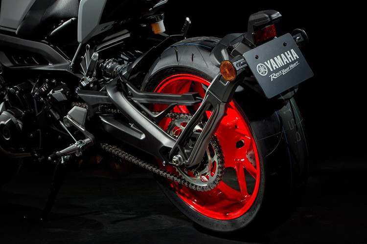 Theo đó, mã định danh của Yamaha MT-09 được đặt mới là MTN890D so với phiên bản hiện tại là MTN850D. Do đó, chắc hẳn khối động cơ của "ông vua lực xoắn" MT-09 sẽ được thay đổi ít nhiều và có khả năng được nâng dung tích lên đúng với con số 900cc.