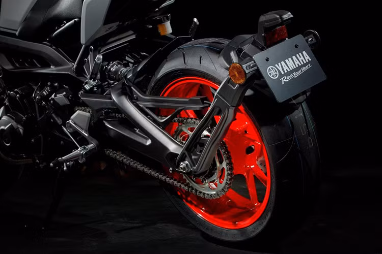 Theo đó, mã định danh của Yamaha MT-09 được đặt mới là MTN890D so với phiên bản hiện tại là MTN850D. Do đó, chắc hẳn khối động cơ của "ông vua lực xoắn" MT-09 sẽ được thay đổi ít nhiều và có khả năng được nâng dung tích lên đúng với con số 900cc.