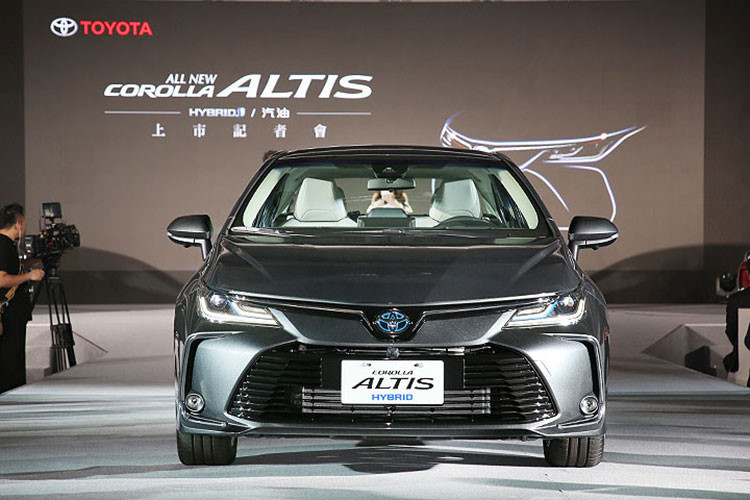 Qua tên gọi của các bản trang bị của xe, chúng ta có thể đoán ra được việc Toyota Corolla Altis 2019 tại Thái Lan có 3 tùy chọn động cơ. Thứ nhất là động cơ xăng Dual VVT-i 4 xi-lanh, dung tích 1,6 lít, sản sinh công suất tối đa 132 mã lực tại tua máy 6.400 vòng/phút và mô-men xoắn cực đại 159 Nm tại tua máy 4.200 vòng/phút. Động cơ này kết hợp với hộp số sàn 6 cấp hoặc CVT.